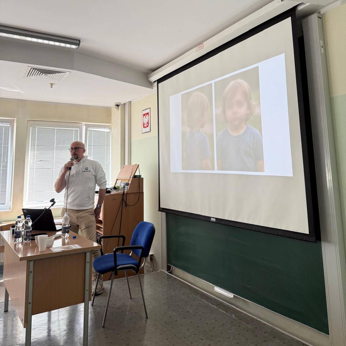 Senior learning about AI privacy