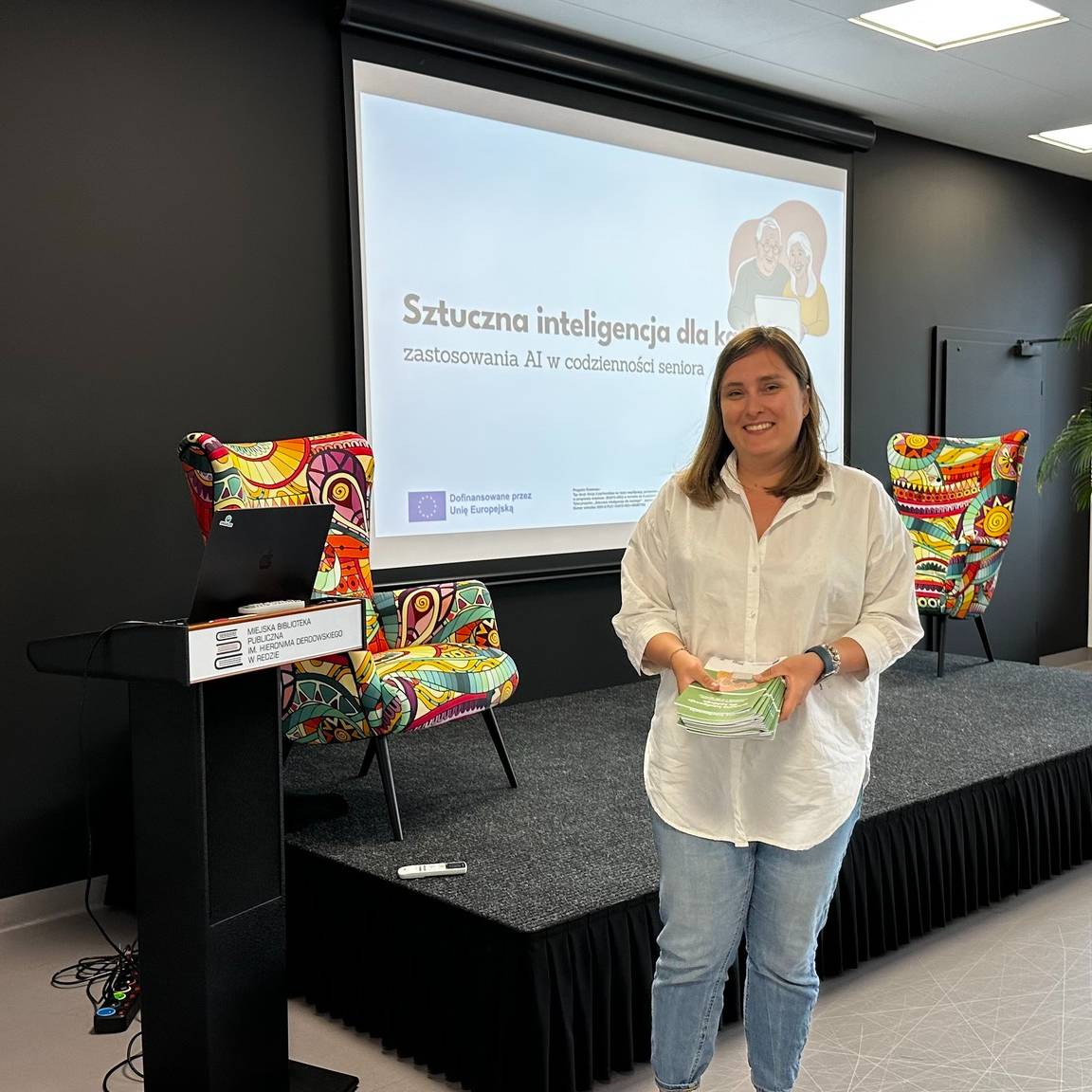 Senior practicing AI navigation